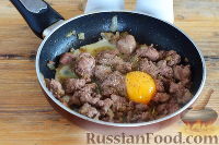 Фото приготовления рецепта: Куриная печень по-румынски, с луком и яйцом - шаг №7
