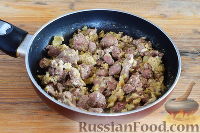 Фото приготовления рецепта: Куриная печень по-румынски, с луком и яйцом - шаг №8
