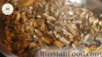 Фото приготовления рецепта: Заливной песочный пирог с грибами, ветчиной и сыром - шаг №7