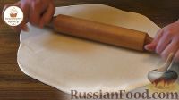 Фото приготовления рецепта: Заливной песочный пирог с грибами, ветчиной и сыром - шаг №11