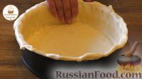 Фото приготовления рецепта: Заливной песочный пирог с грибами, ветчиной и сыром - шаг №12