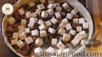 Фото приготовления рецепта: Заливной песочный пирог с грибами, ветчиной и сыром - шаг №14