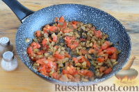 Фото приготовления рецепта: Спагетти с грибами и помидорами - шаг №8