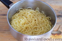 Фото приготовления рецепта: Спагетти с грибами и помидорами - шаг №9