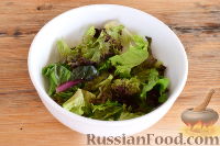 Фото приготовления рецепта: Салат с оливками и шампиньонами - шаг №5