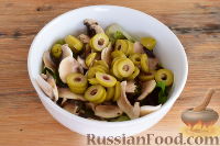 Фото приготовления рецепта: Салат с оливками и шампиньонами - шаг №7