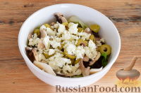 Фото приготовления рецепта: Салат с оливками и шампиньонами - шаг №8
