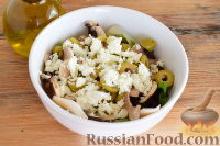 Фото приготовления рецепта: Салат с оливками и шампиньонами - шаг №9