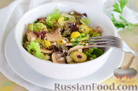 Фото приготовления рецепта: Салат с оливками и шампиньонами - шаг №10
