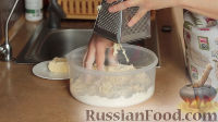 Фото приготовления рецепта: Песочный тертый пирог с ревенем - шаг №3