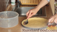 Фото приготовления рецепта: Песочный тертый пирог с ревенем - шаг №5