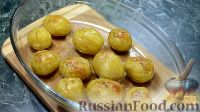 Фото приготовления рецепта: Запеченный молодой картофель со сливочно-грибным соусом - шаг №4