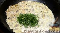 Фото приготовления рецепта: Запеченный молодой картофель со сливочно-грибным соусом - шаг №10