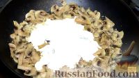Фото приготовления рецепта: Запеченный молодой картофель со сливочно-грибным соусом - шаг №9