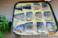 Фото приготовления рецепта: Дрожжевые пирожки с жареными яйцами и зеленью - шаг №6
