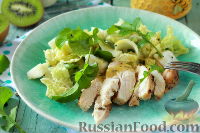 Фото к рецепту: Зеленый салат с курицей и заправкой из киви