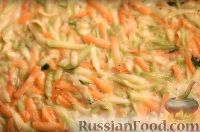 Фото приготовления рецепта: Оладьи из кабачков и молодой моркови, с йогуртовым соусом - шаг №5