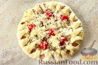 Фото приготовления рецепта: Праздничная пицца с колбасой и солеными огурцами - шаг №16