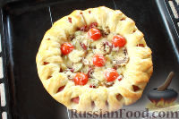 Фото приготовления рецепта: Праздничная пицца с колбасой и солеными огурцами - шаг №17