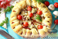 Фото приготовления рецепта: Праздничная пицца с колбасой и солеными огурцами - шаг №18