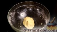 Фото приготовления рецепта: Тарт со сливочным кремом и клубникой - шаг №4