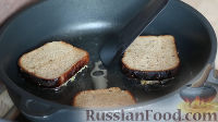 Фото приготовления рецепта: Жареные бутерброды с луком - шаг №5