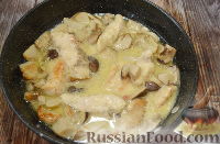 Фото приготовления рецепта: Курица с грибами и портвейном - шаг №12