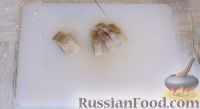 Фото приготовления рецепта: Рулеты из лаваша с соленой рыбой и свежими огурцами - шаг №6