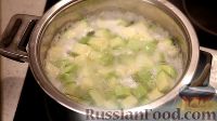 Фото приготовления рецепта: Суп-пюре из кабачков с плавленым сыром - шаг №3