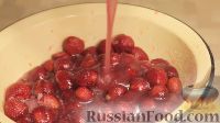 Фото приготовления рецепта: Густое клубничное варенье с целыми ягодами - шаг №4