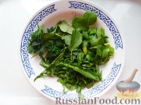 Фото приготовления рецепта: Зеленый салат с листьями одуванчика и крапивы - шаг №6