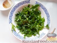 Фото приготовления рецепта: Зеленый салат с листьями одуванчика и крапивы - шаг №7