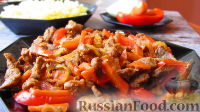 Фото приготовления рецепта: Мясной салат с пекинской капустой, морковью по-корейски и яичными блинчиками - шаг №8