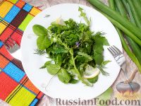 Фото приготовления рецепта: Зеленый салат с листьями одуванчика и крапивы - шаг №8