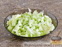 Фото приготовления рецепта: Салат с пекинской капустой, куриным филе и яблоками - шаг №9