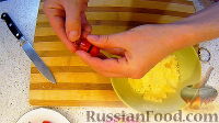 Фото приготовления рецепта: Помидоры-полосатики (закуска с сыром и чесноком) - шаг №3