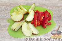 Фото приготовления рецепта: Картофель, запеченный с яблоком и перцем - шаг №3