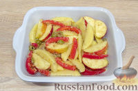 Фото приготовления рецепта: Картофель, запеченный с яблоком и перцем - шаг №7
