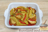 Фото приготовления рецепта: Картофель, запеченный с яблоком и перцем - шаг №8