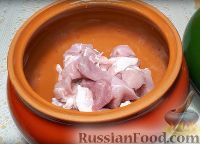 Фото приготовления рецепта: Жаркое из свинины с картошкой в глиняных горшочках, под сырной корочкой - шаг №5