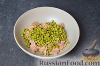 Фото приготовления рецепта: Салат с тунцом и зеленым горошком - шаг №3
