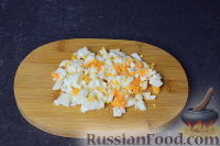 Фото приготовления рецепта: Салат с тунцом и зеленым горошком - шаг №4