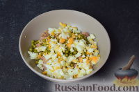 Фото приготовления рецепта: Салат с тунцом и зеленым горошком - шаг №5