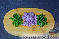 Фото приготовления рецепта: Салат с тунцом и зеленым горошком - шаг №6