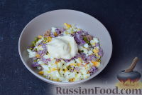 Фото приготовления рецепта: Салат с тунцом и зеленым горошком - шаг №7