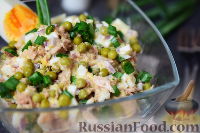 Фото приготовления рецепта: Салат с тунцом и зеленым горошком - шаг №9