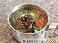Фото приготовления рецепта: Овощной суп с шампиньонами - шаг №13