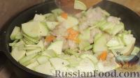 Фото приготовления рецепта: Сливочный соус (подлива) из курицы с кабачками - шаг №7