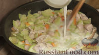 Фото приготовления рецепта: Сливочный соус (подлива) из курицы с кабачками - шаг №9