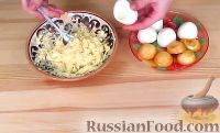 Фото приготовления рецепта: Закуска из яиц "Грибочки боровики" - шаг №7